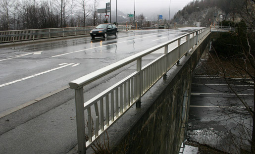 Die gleiche Brücke mit der gleichen Perspektive wie beim Bild oben. Die Markierung, der Belag und die Leitplanken sind noch die alten zu sehen.