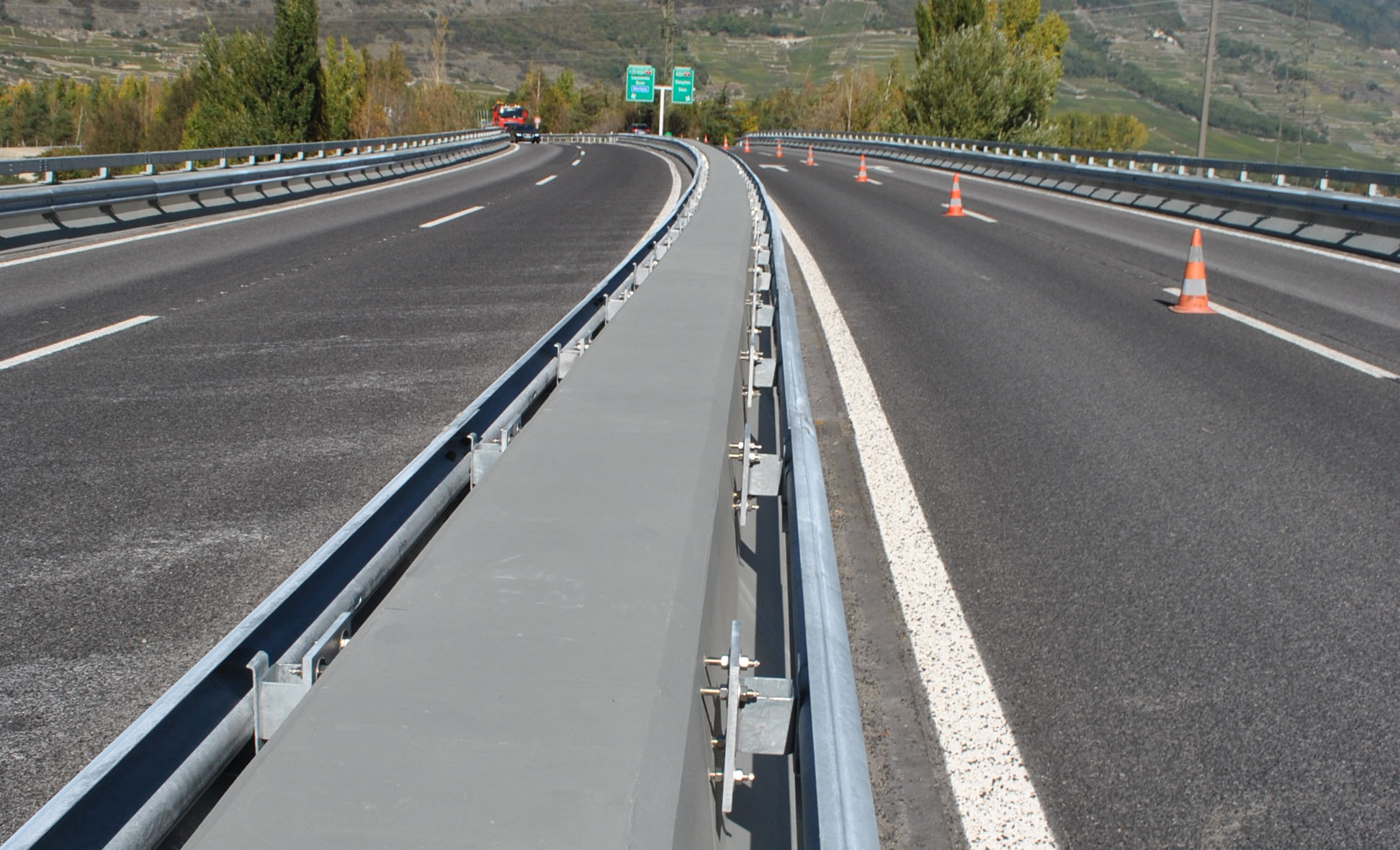 sanierter Fahrbahnbereich auf der Brücke der A21 beim Autobahnkreuz Martigny