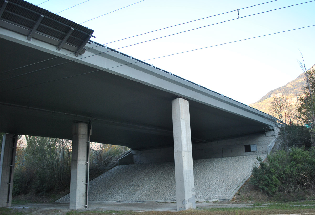 Sicht von unten auf die neu sanierte Brücke über die T9 und die SBB-Linie bei Martigny