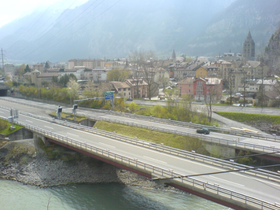 In der Bildmitte geht die Autobahn über die Rhone. Jede Fahrtrichtung hat eine eigene Brücke.