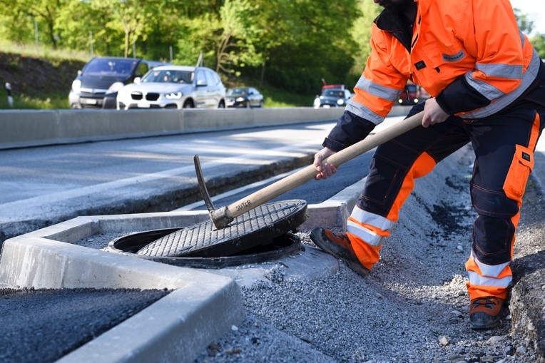 Bei den Arbeiten am Mittelstreifen zwischen Brüttisellen und Effretikon war noch echte Handarbeit gefragt.