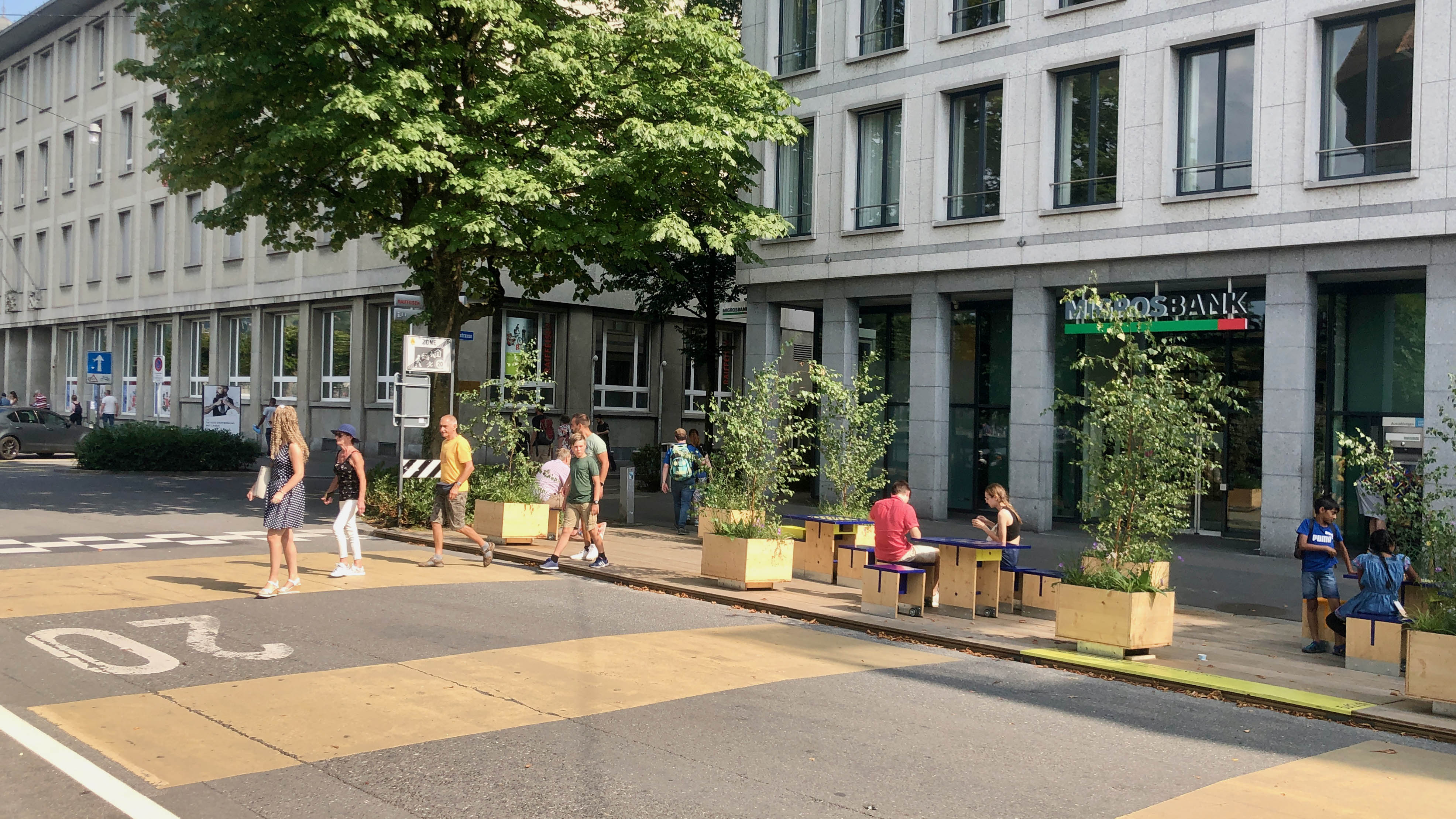 Fussgängerzone mit Menschen
