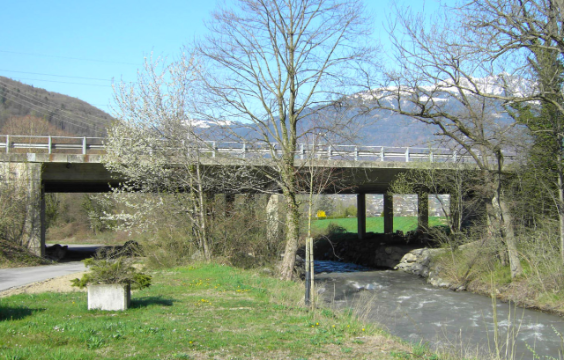 Vue en contrebas des ponts autoroutiers sur la rivière Avançon.
