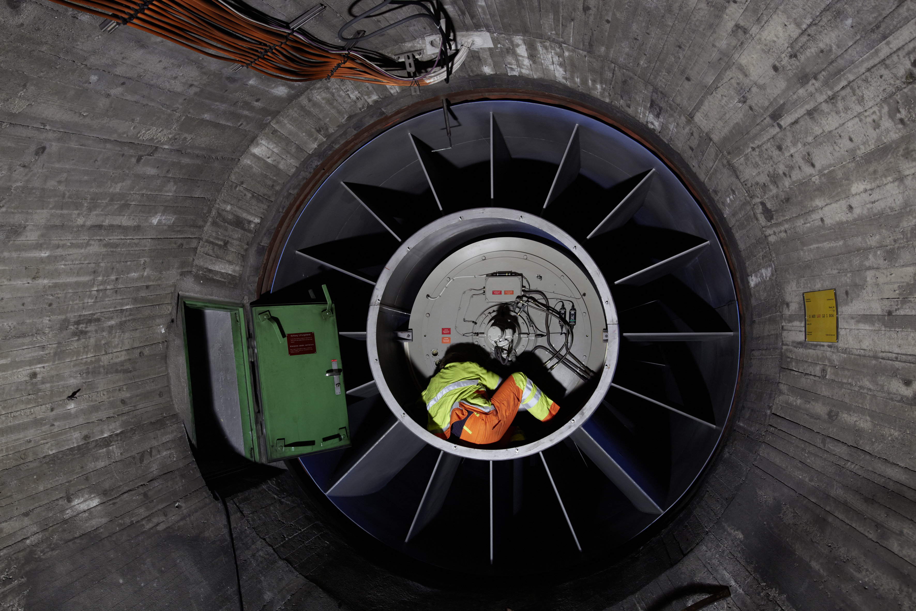 Manutention d'un ventilateur dans le tunnel routier du Gothard